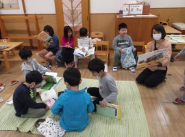 今日は「ちいさなとしょかん」開きます♪